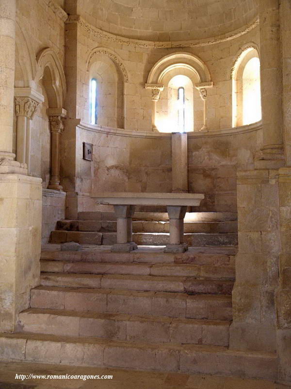 CABECERA DEL TEMPLO. ESCALINATA